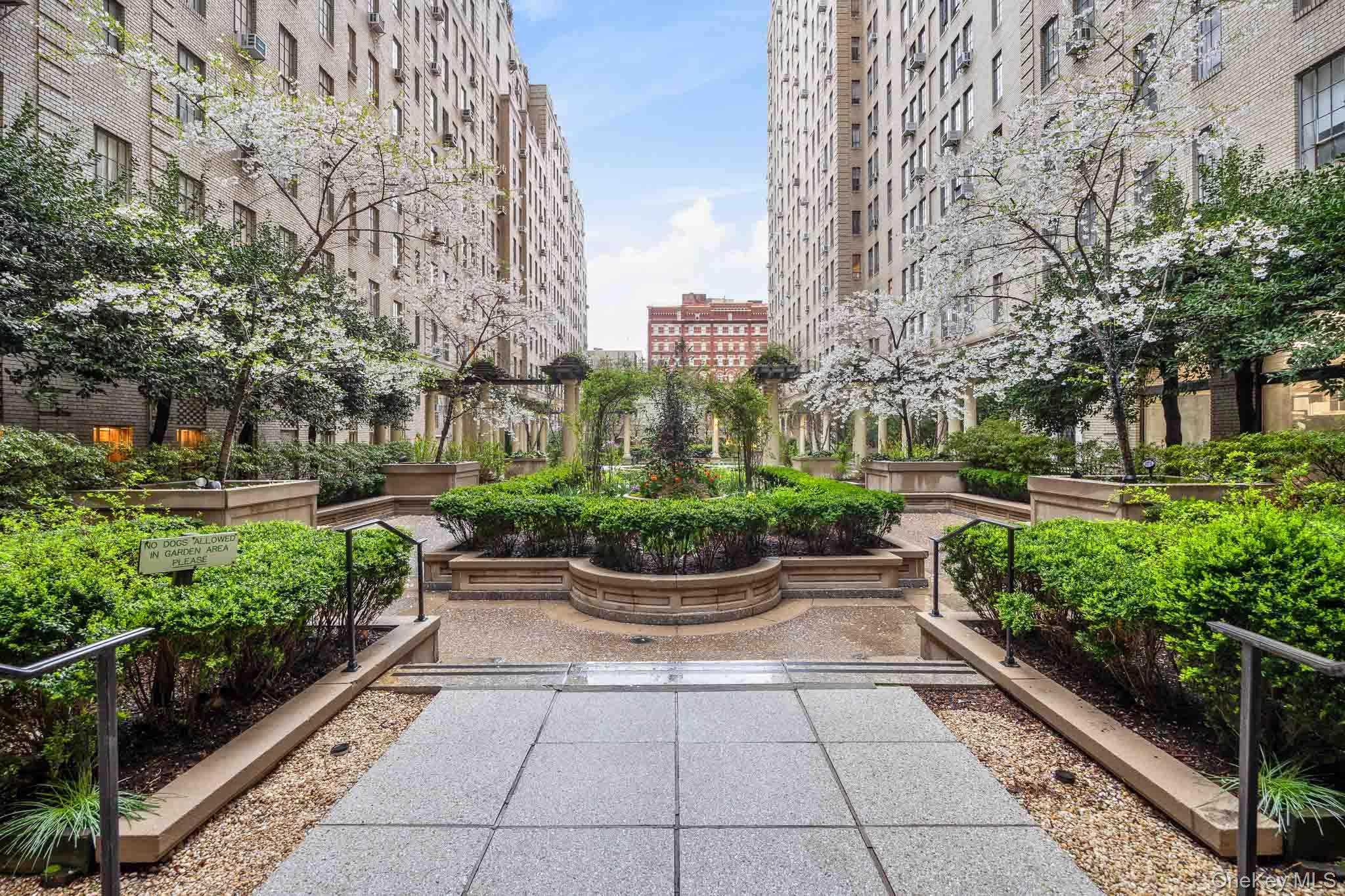 353 W 56th Street # 2D, New York (Manhattan), NY 10019