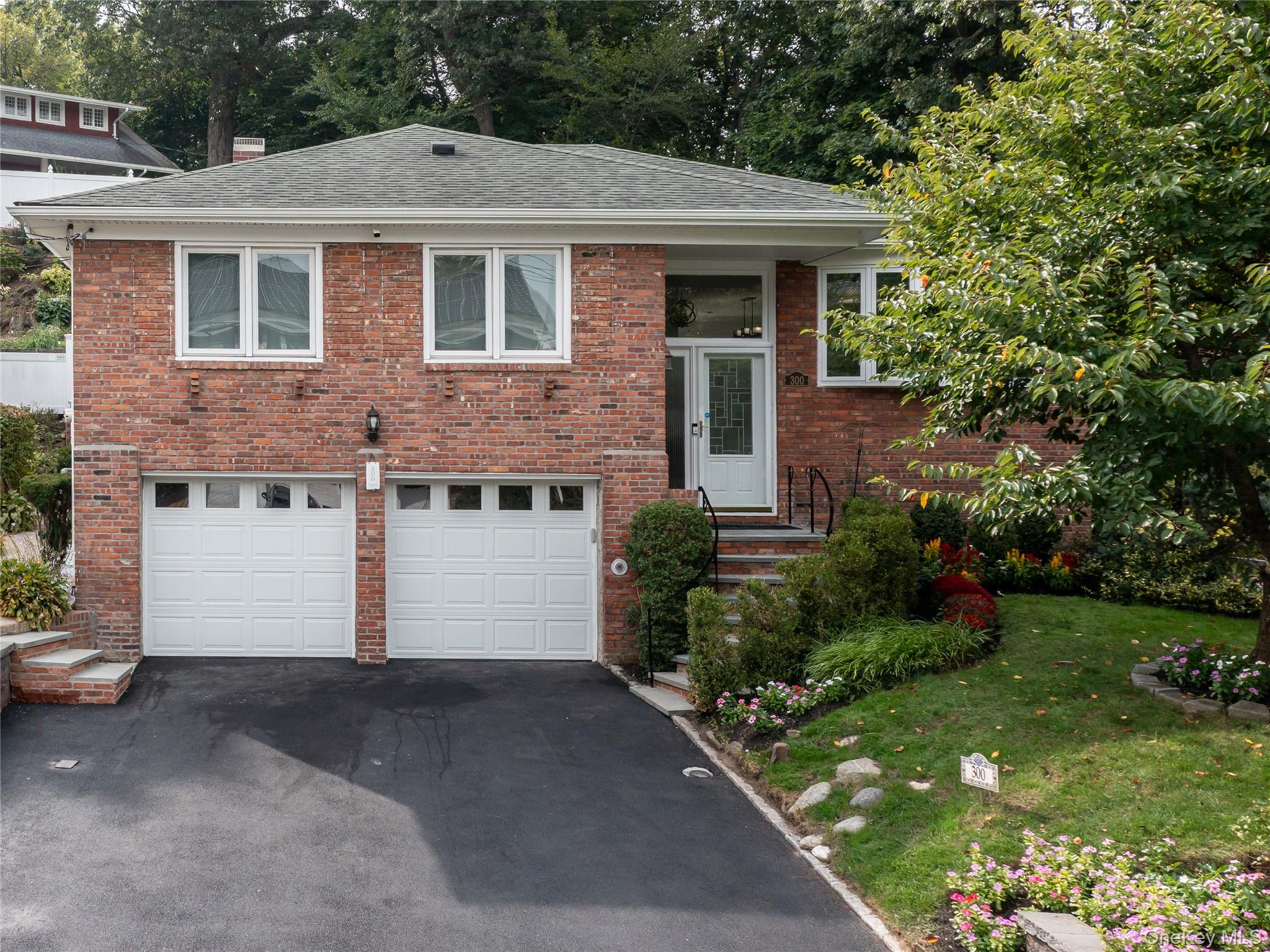 300 Thompson Shore Road, Manhasset, NY 11030