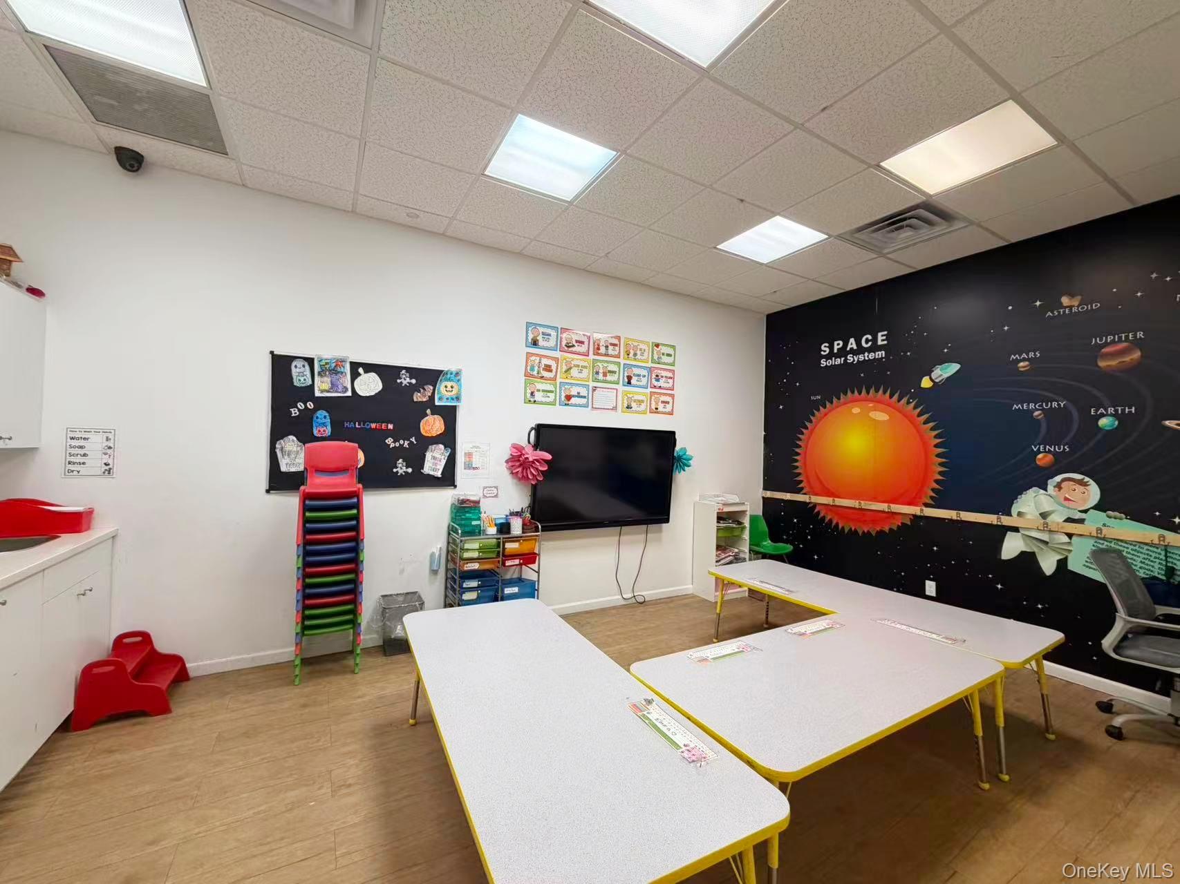 192-11 Union Tpke, Fresh Meadows, NY 11366