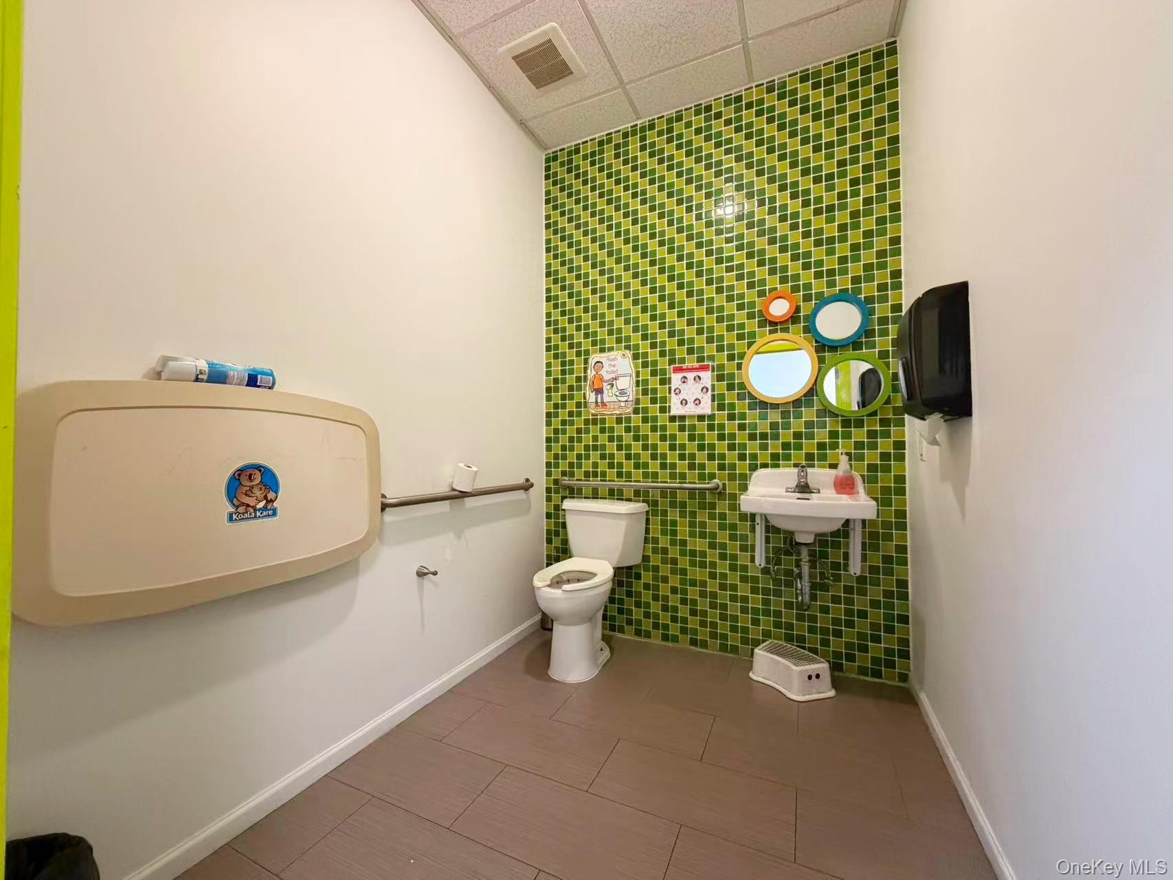 192-11 Union Turnpike, Fresh Meadows, NY 11366