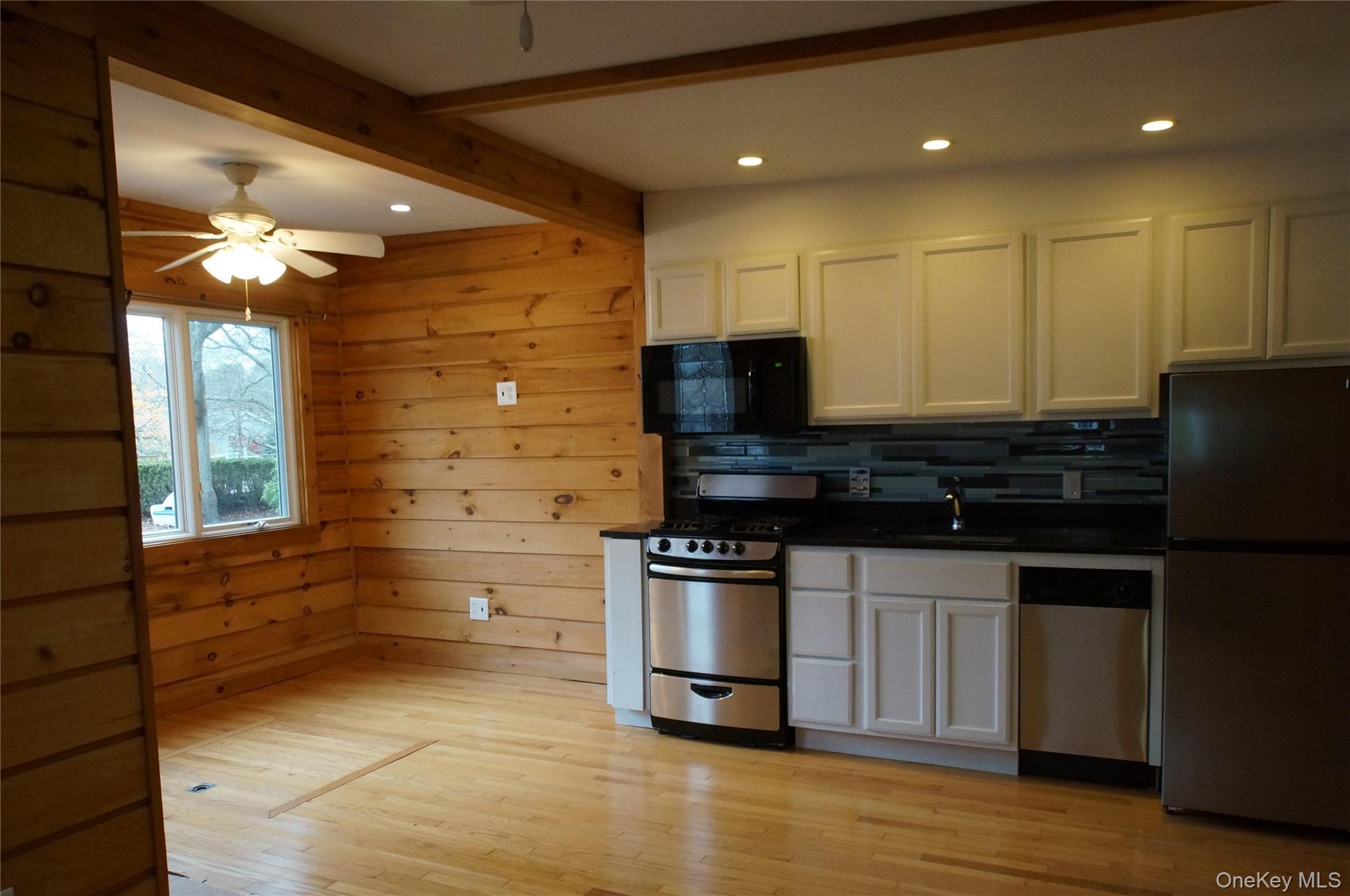 12 E Tiana Road # #6, Hampton Bays, NY 11946