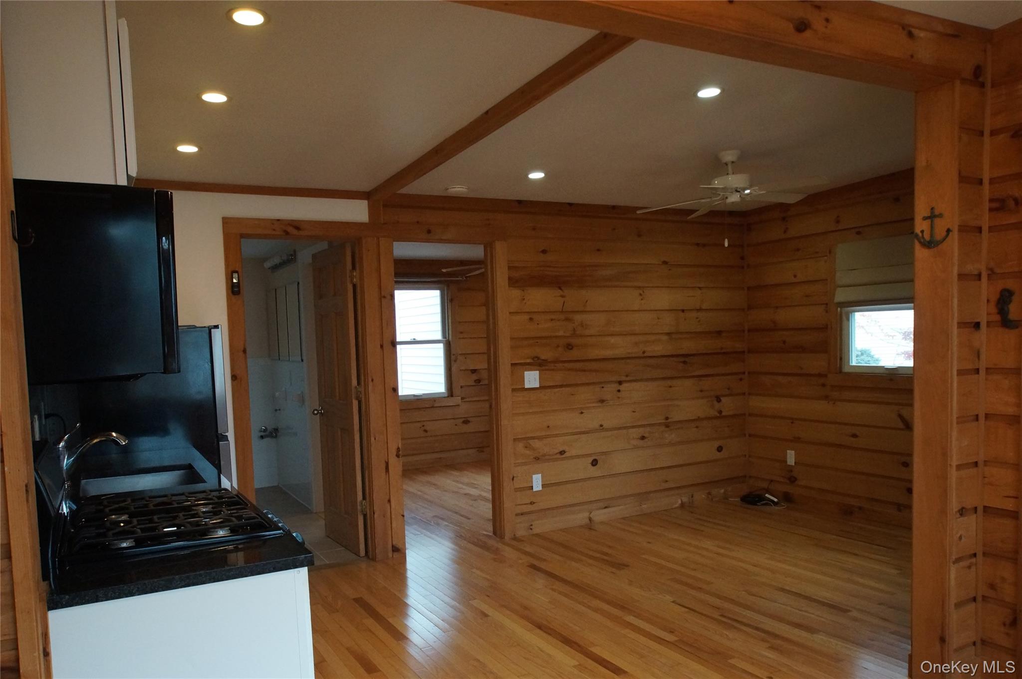 12 E Tiana Road # #6, Hampton Bays, NY 11946