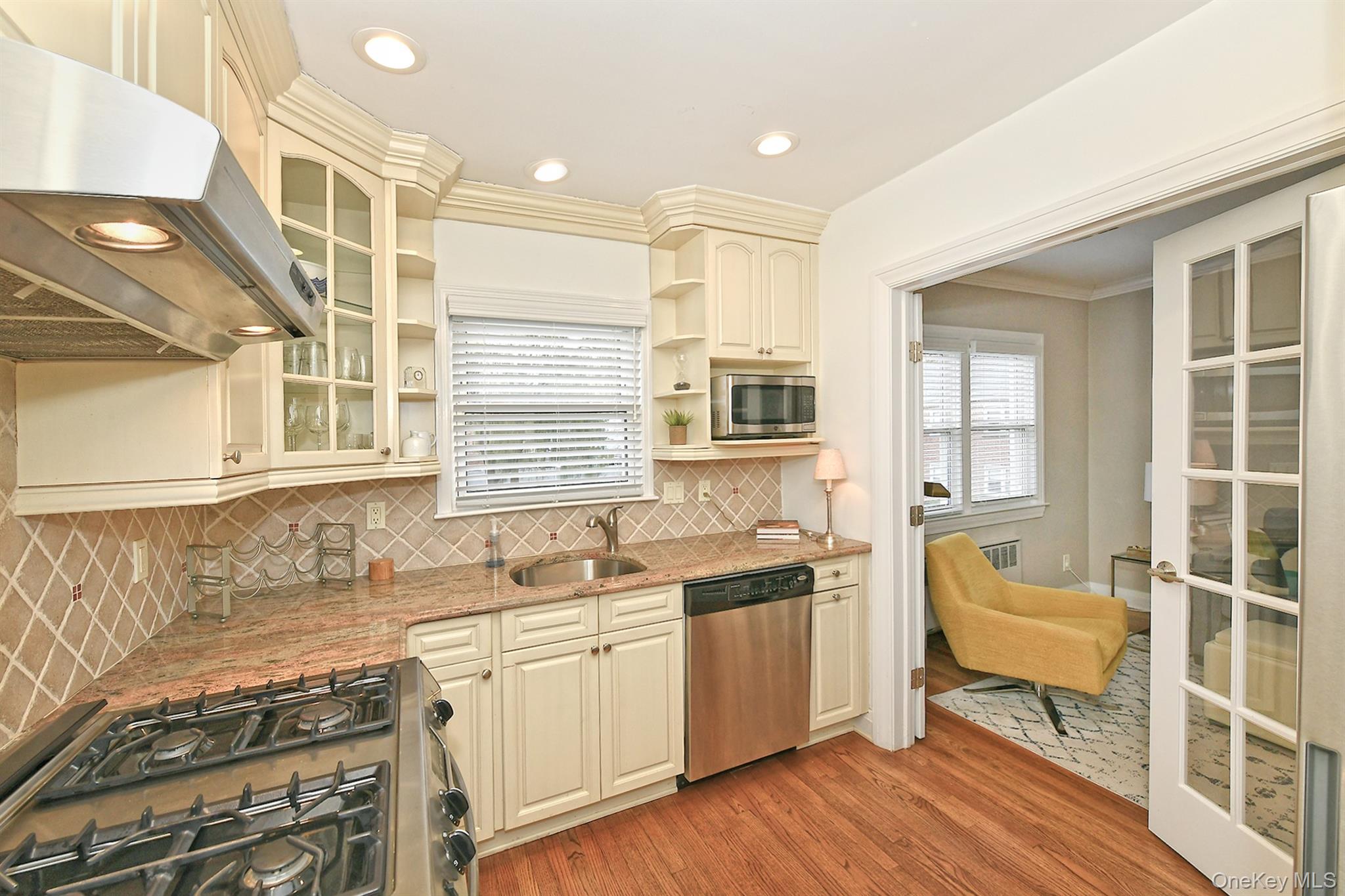 20 Gibson Avenue # 3D, Huntington, NY 11743