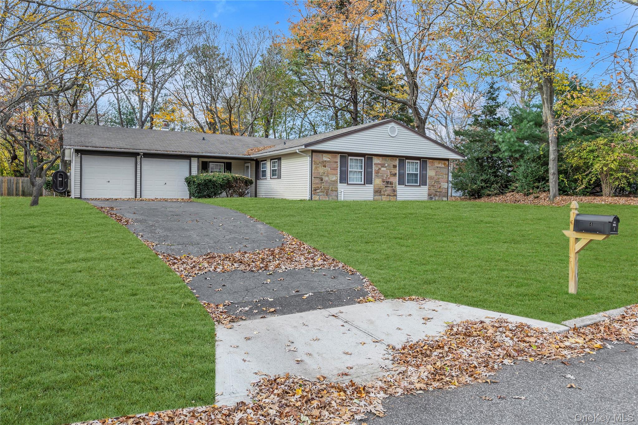 4 Hillsdale Lane, Coram, NY 11727