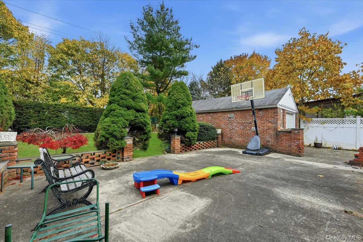 120 Bruce Terrace, Carle Place, NY 11501