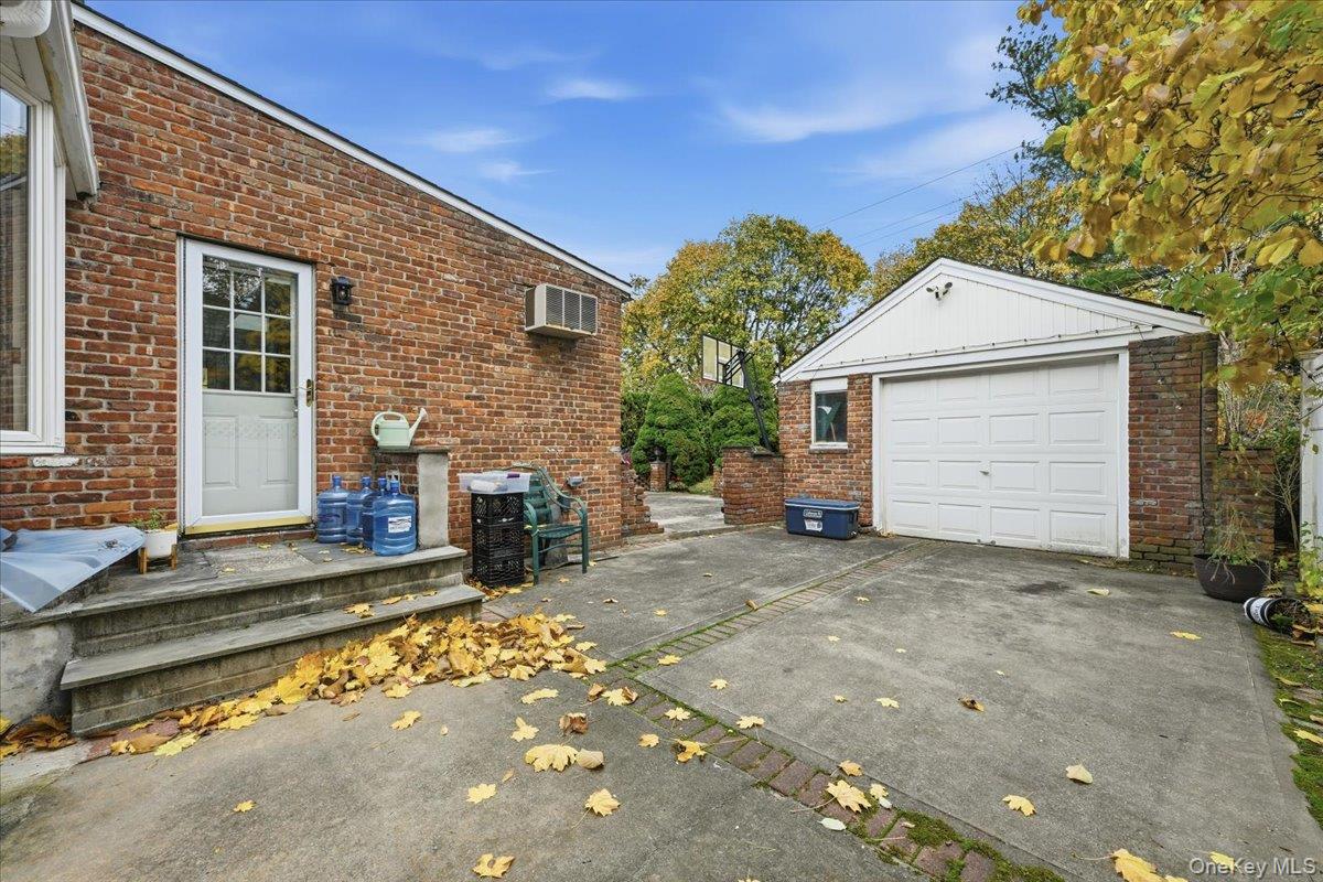 120 Bruce Terrace, Carle Place, NY 11501