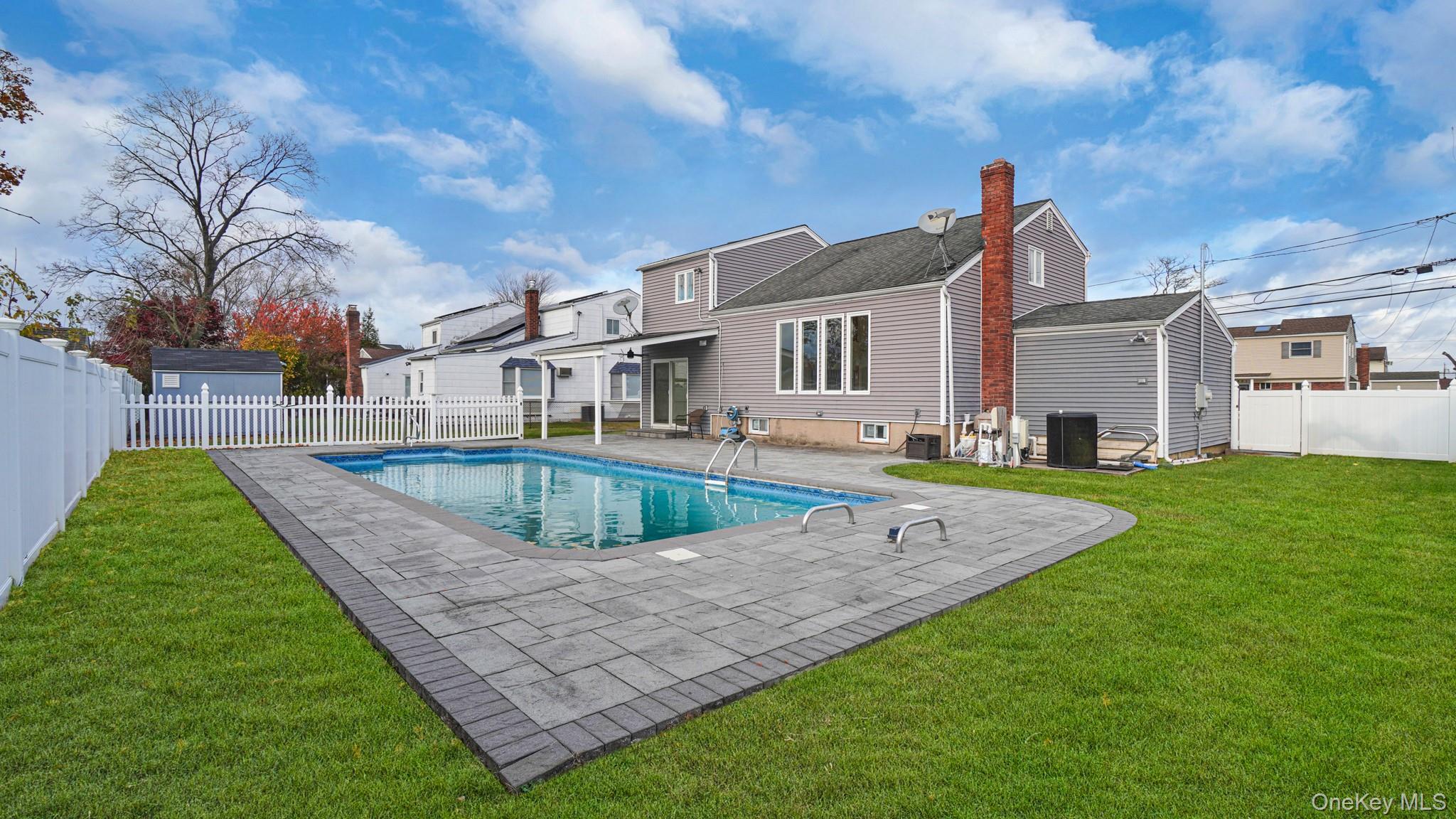 300 W 21st Street, Deer Park, NY 11729