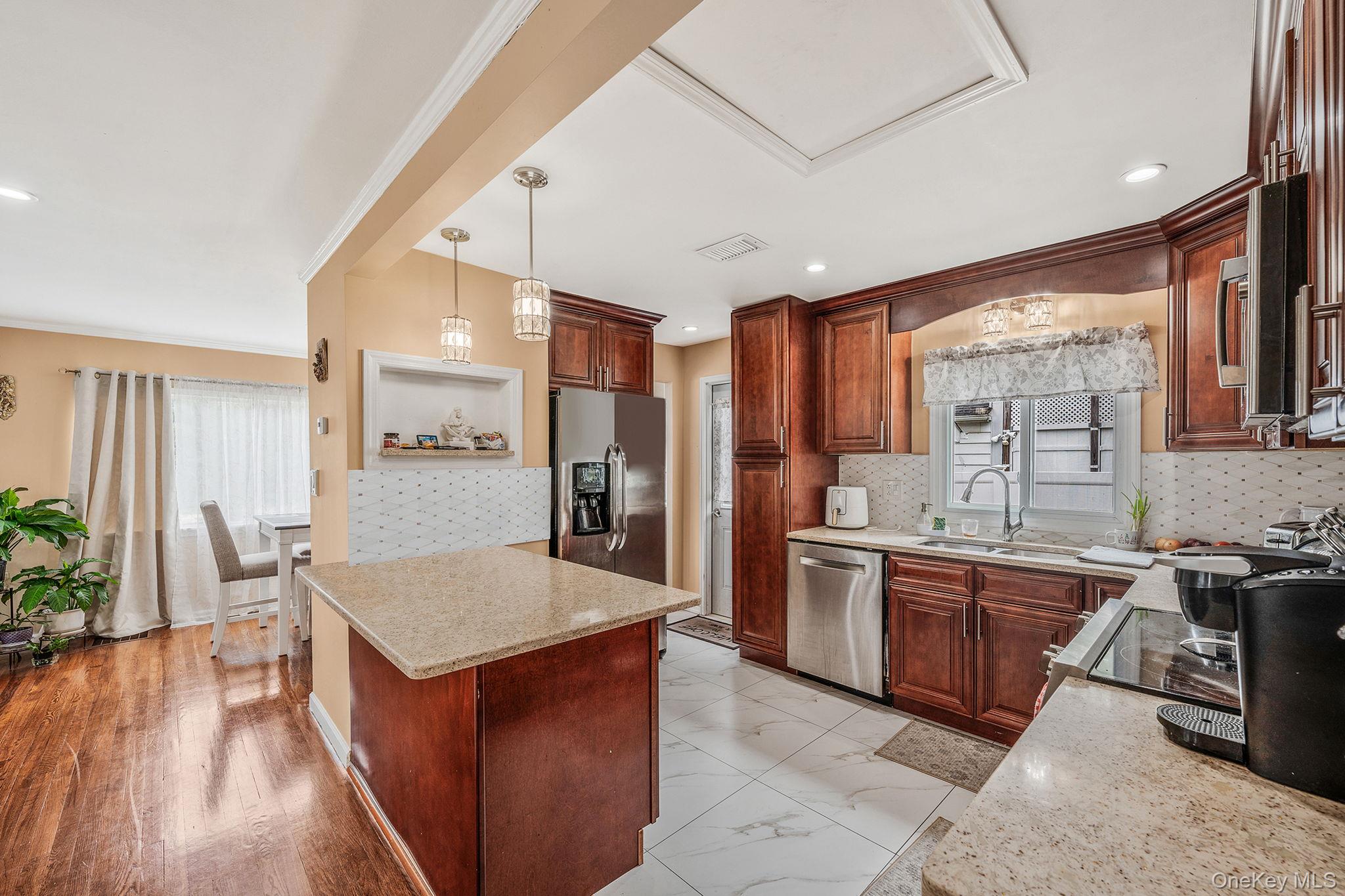 5 Willets Drive, Syosset, NY 11791