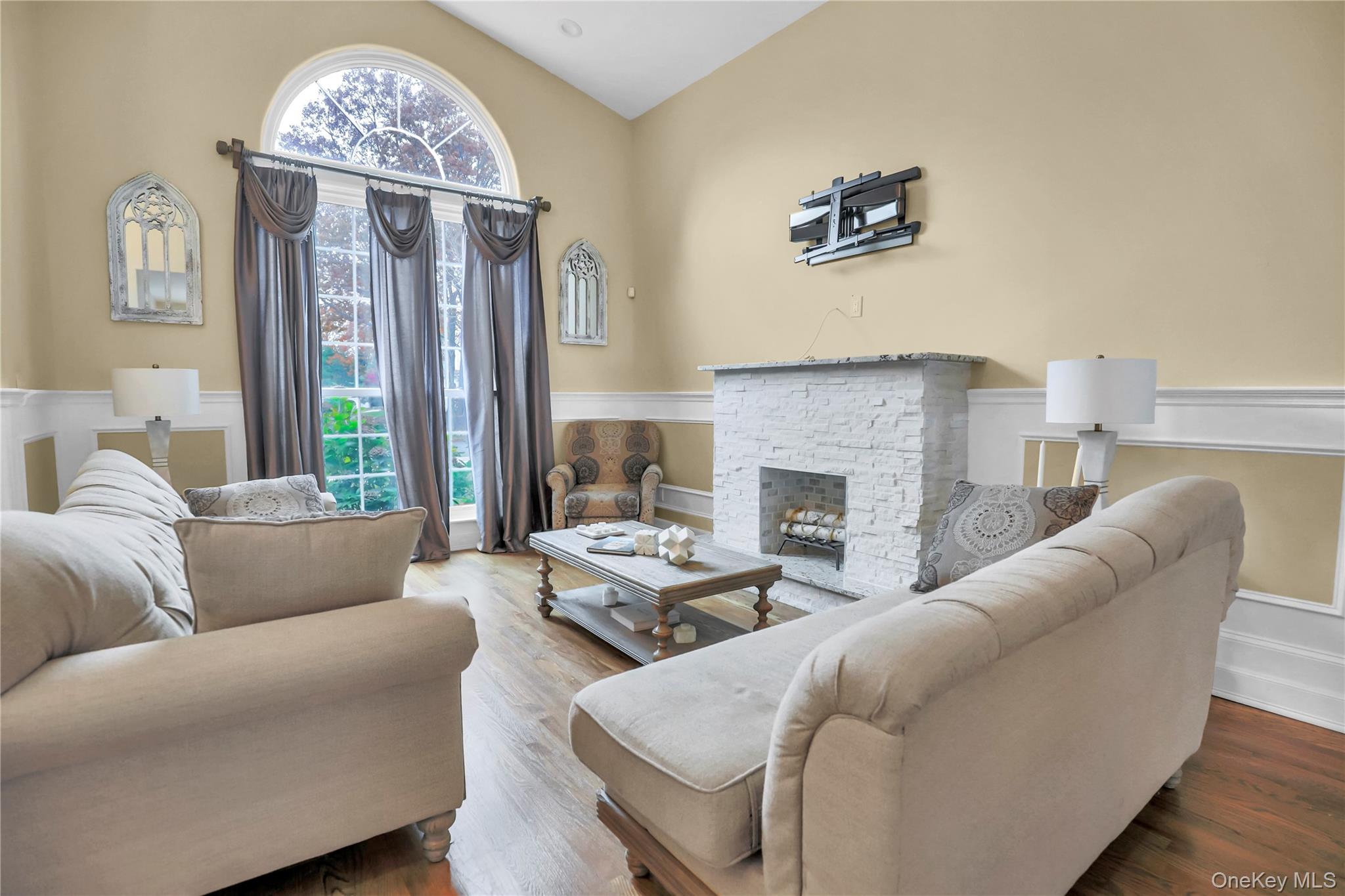 7 Sweet Briar Path, Lake Grove, NY 11755