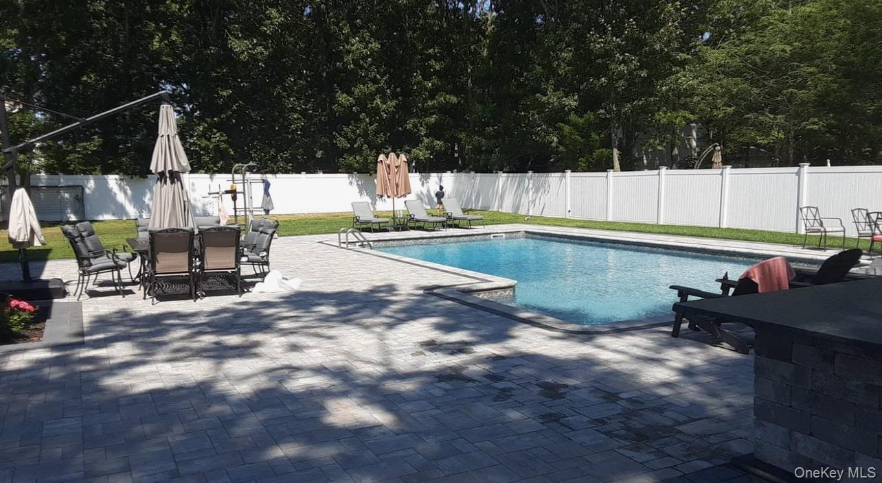 7 Sweet Briar Path, Lake Grove, NY 11755