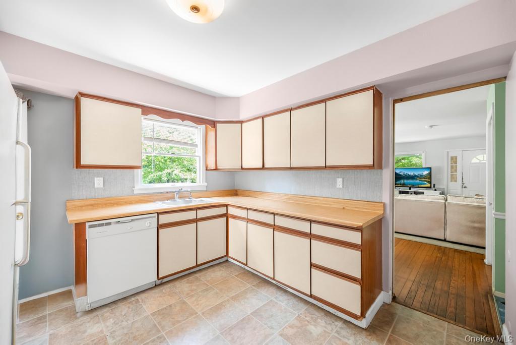 4 Cooks Lane, Westhampton, NY 11977