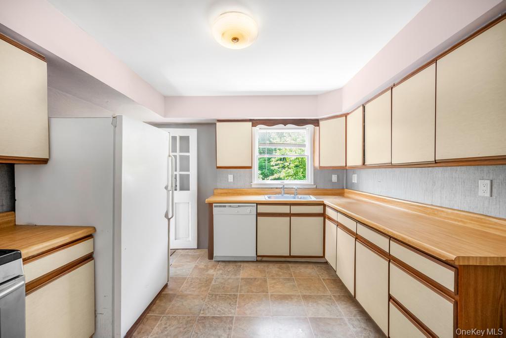 4 Cooks Lane, Westhampton, NY 11977