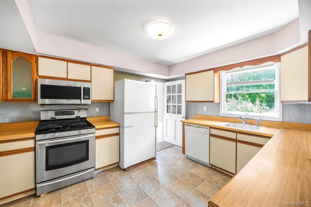 4 Cooks Lane, Westhampton, NY 11977