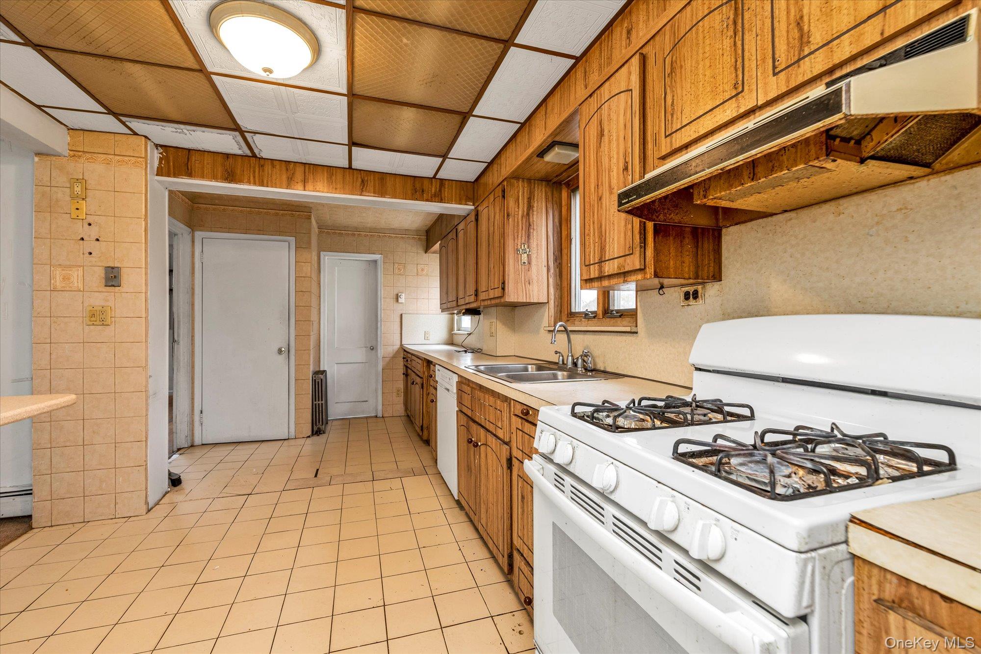 8 Jackson Street, Glen Cove, NY 11542