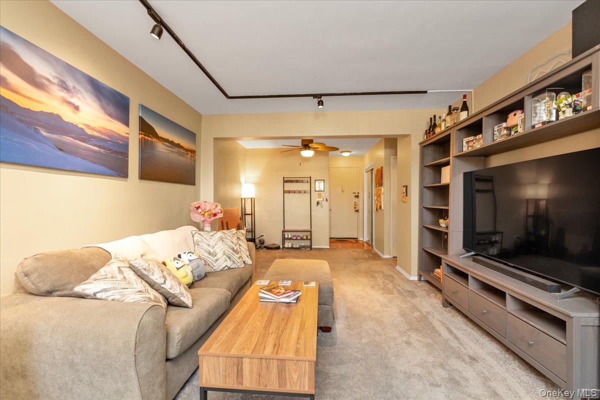 80-35 Springfield Blvd # 4F, Oakland Gardens, NY 11364