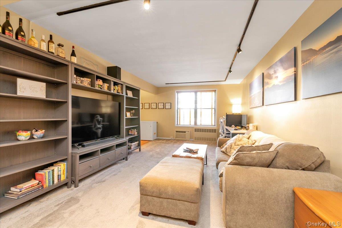 80-35 Springfield Blvd # 4F, Oakland Gardens, NY 11364