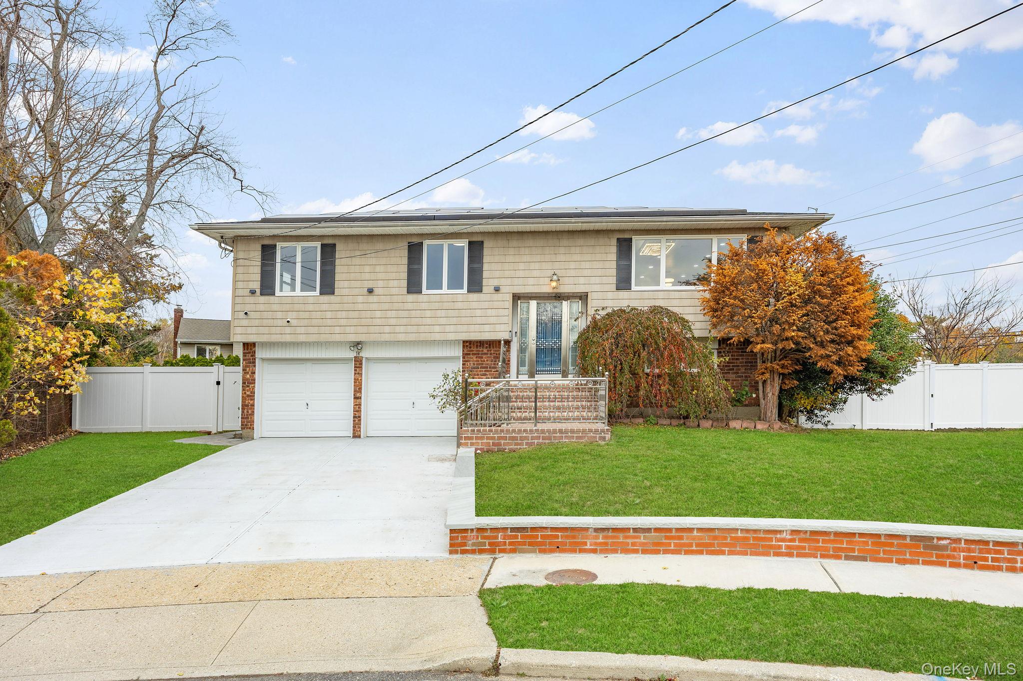 14 Hilton Court, Hicksville, NY 11801