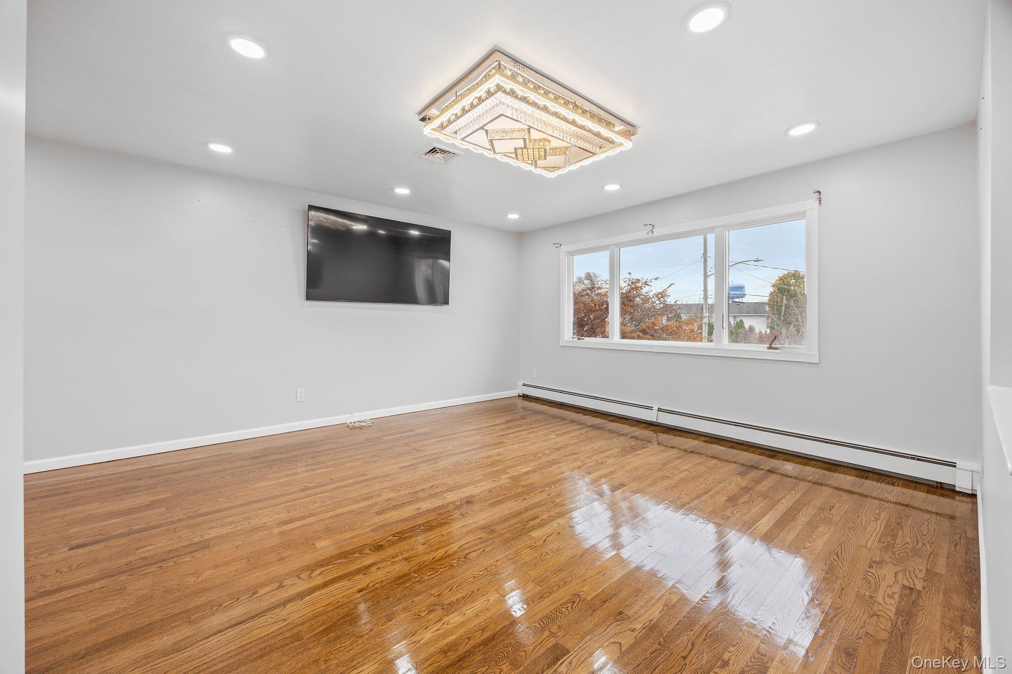 14 Hilton Court, Hicksville, NY 11801