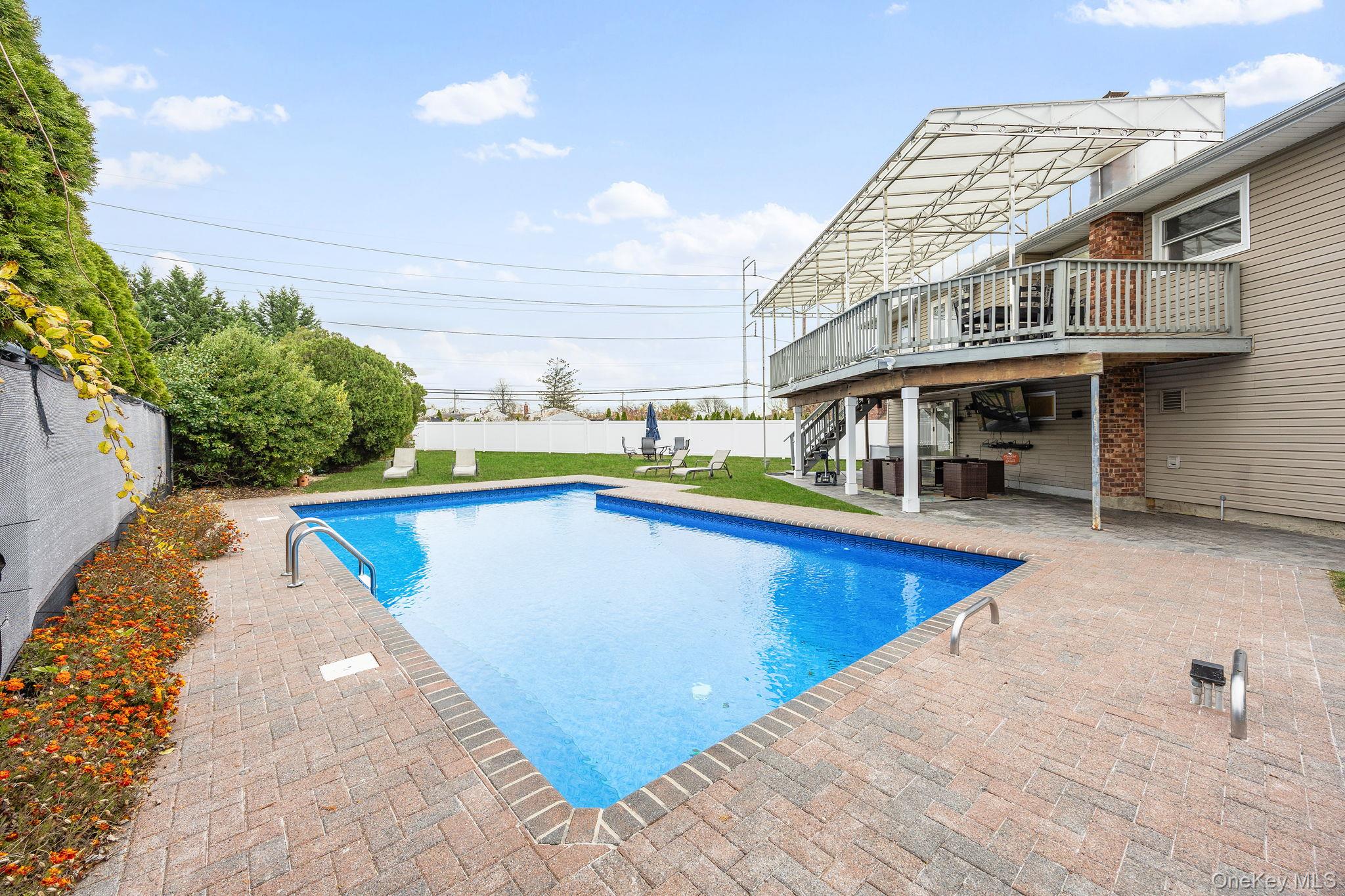 14 Hilton Court, Hicksville, NY 11801