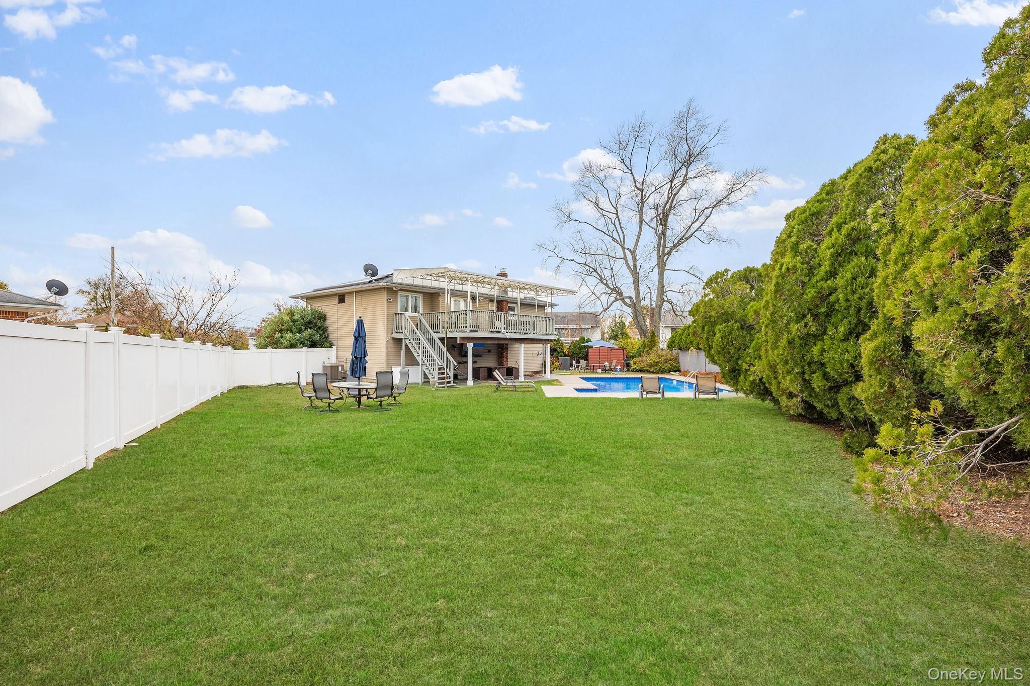 14 Hilton Court, Hicksville, NY 11801