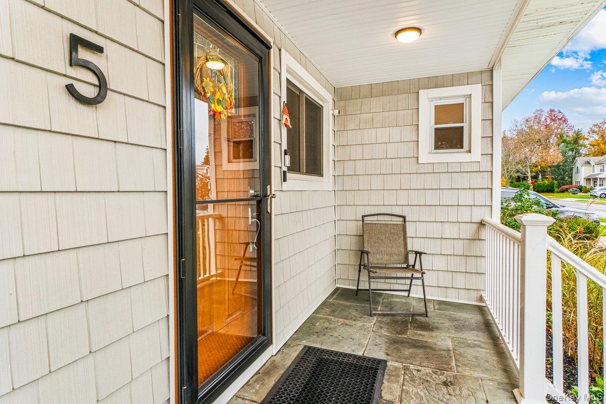 5 Terry Lane, Plainview, NY 11803