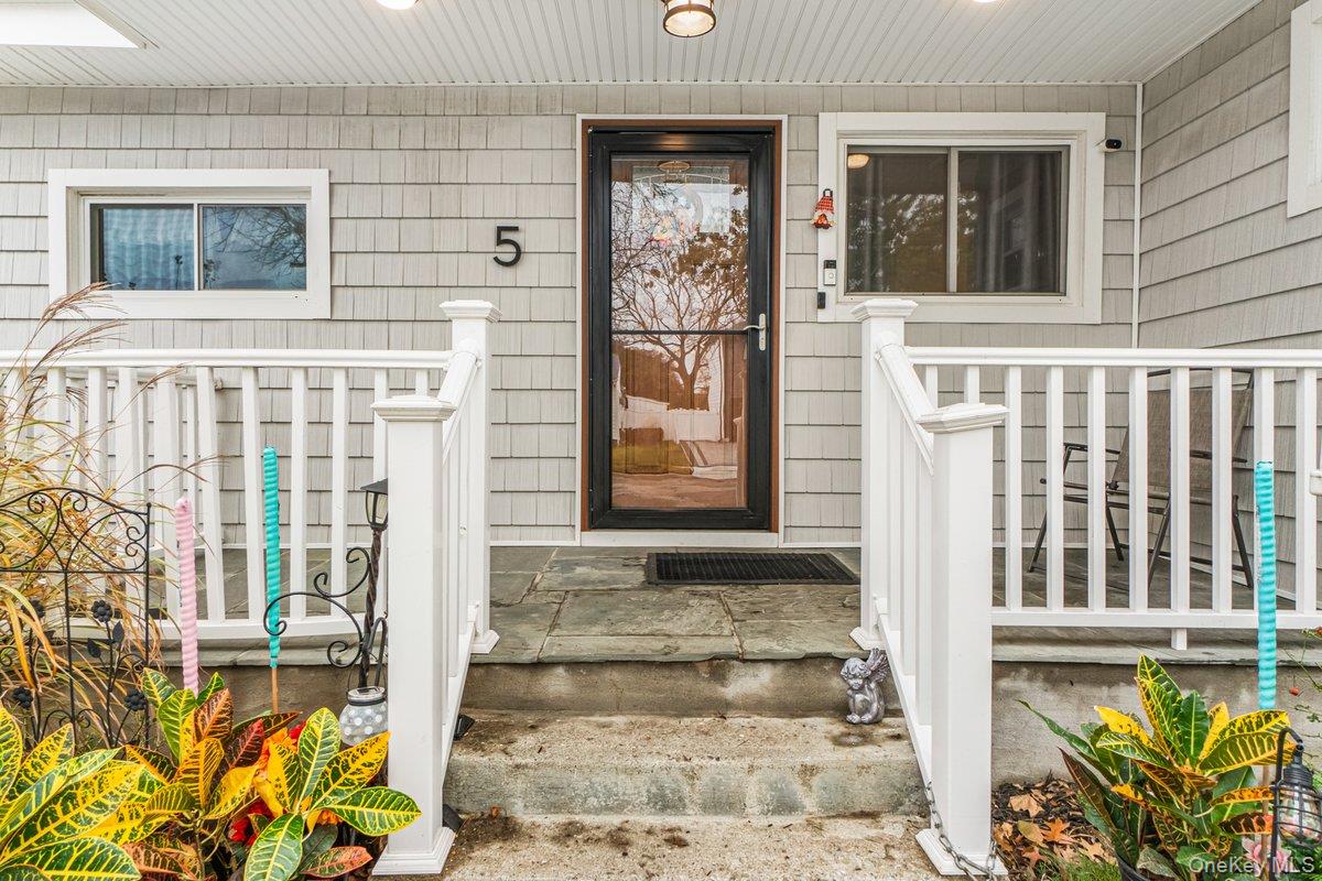 5 Terry Lane, Plainview, NY 11803