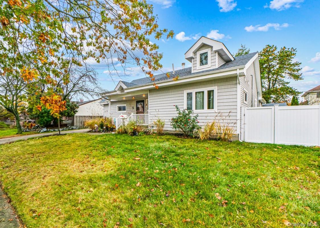 5 Terry Lane, Plainview, NY 11803