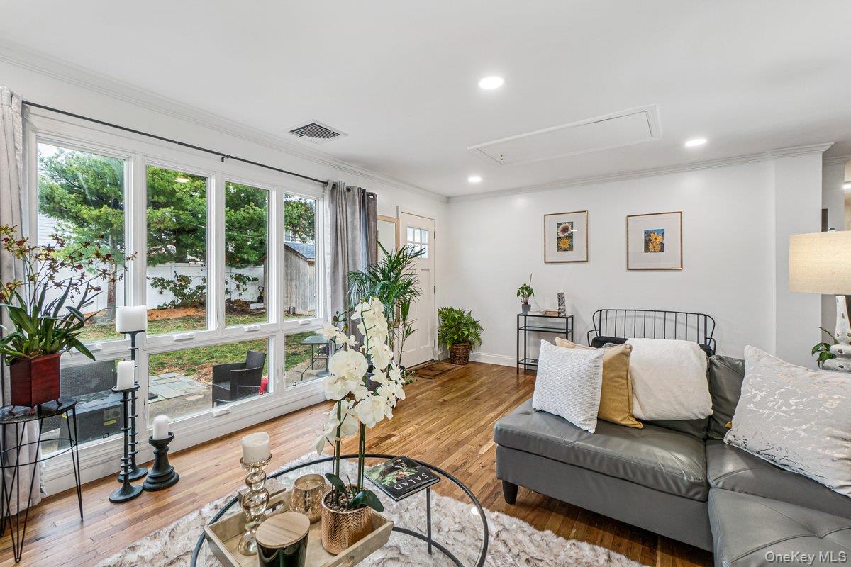 5 Terry Lane, Plainview, NY 11803