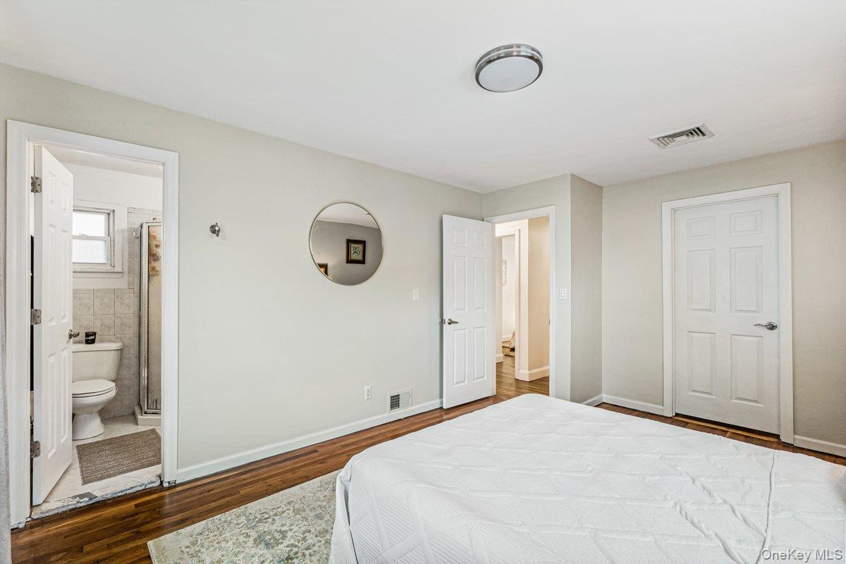 5 Terry Lane, Plainview, NY 11803