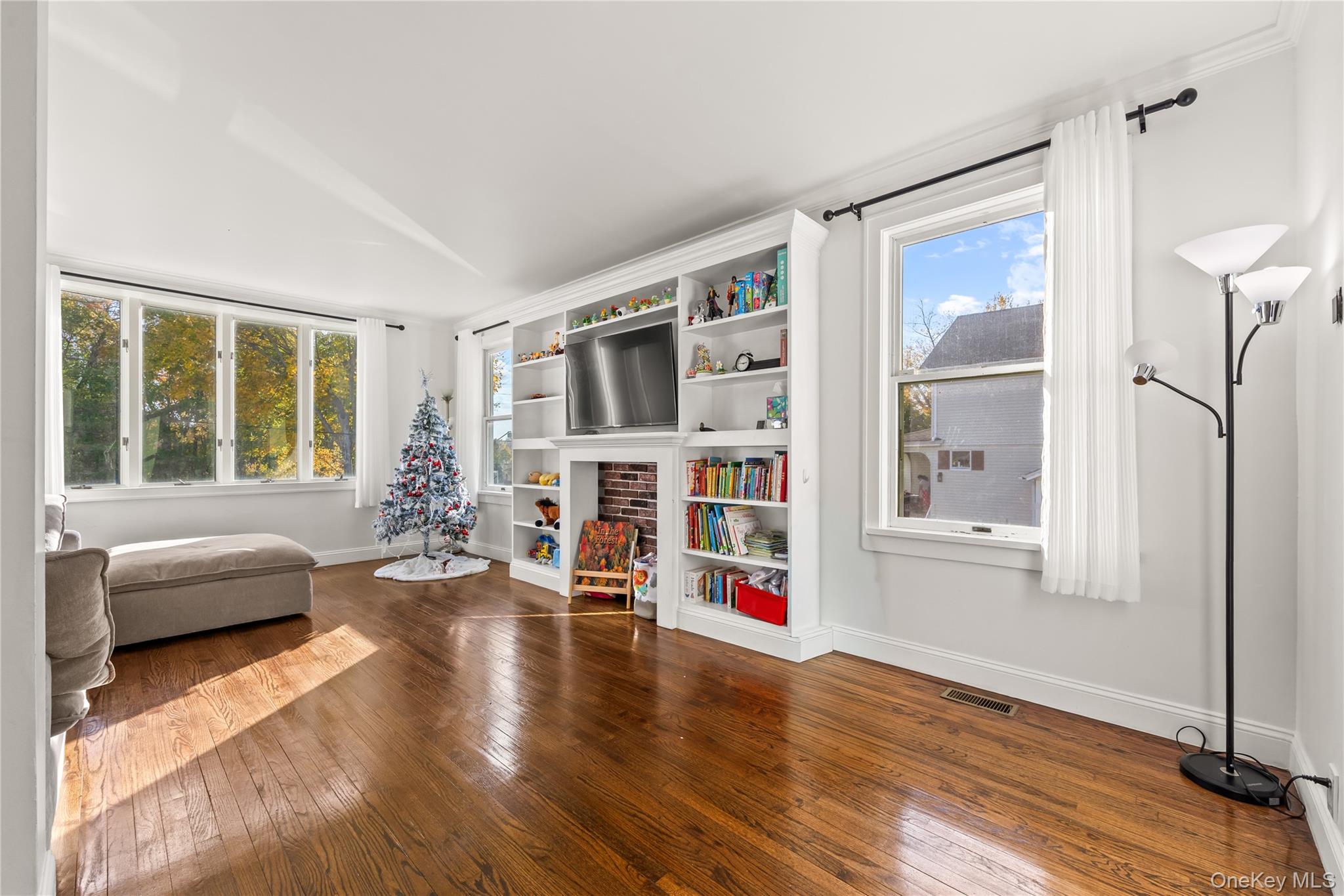 9 Hillside Avenue, Glen Head, NY 11545