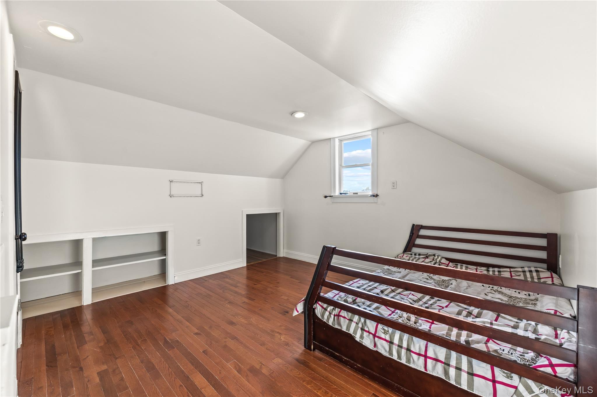 9 Hillside Avenue, Glen Head, NY 11545