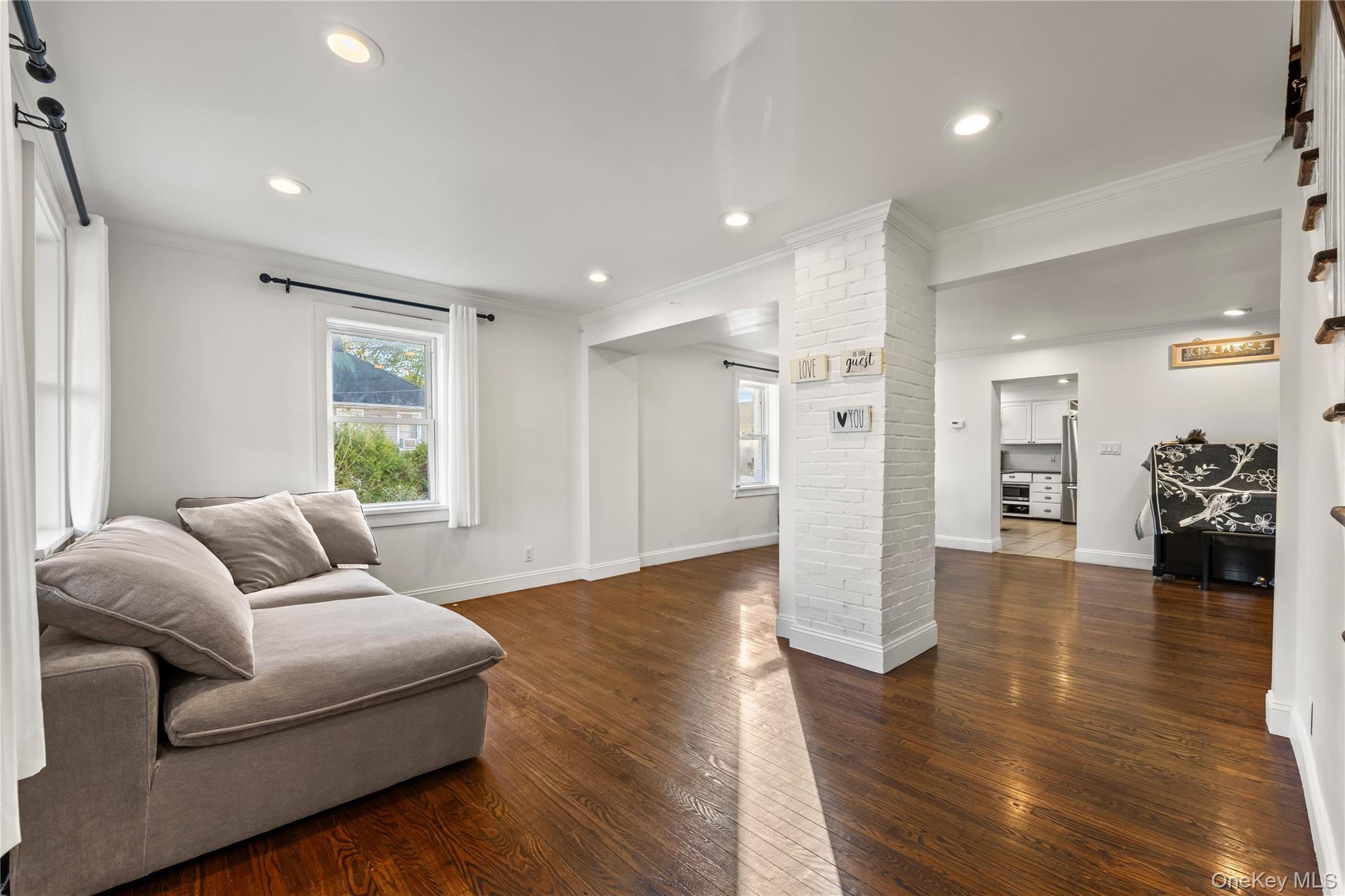 9 Hillside Avenue, Glen Head, NY 11545