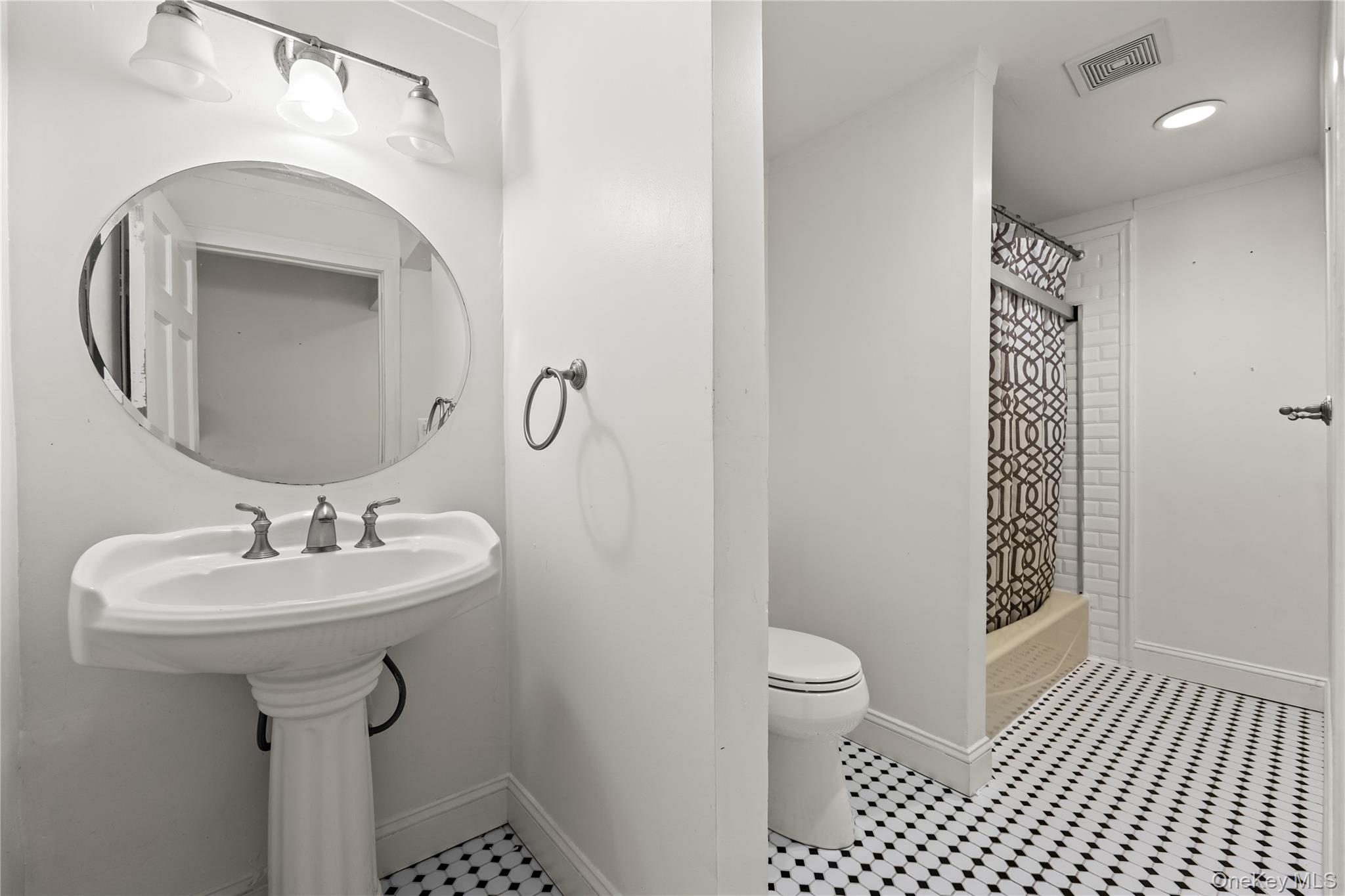 9 Hillside Avenue, Glen Head, NY 11545