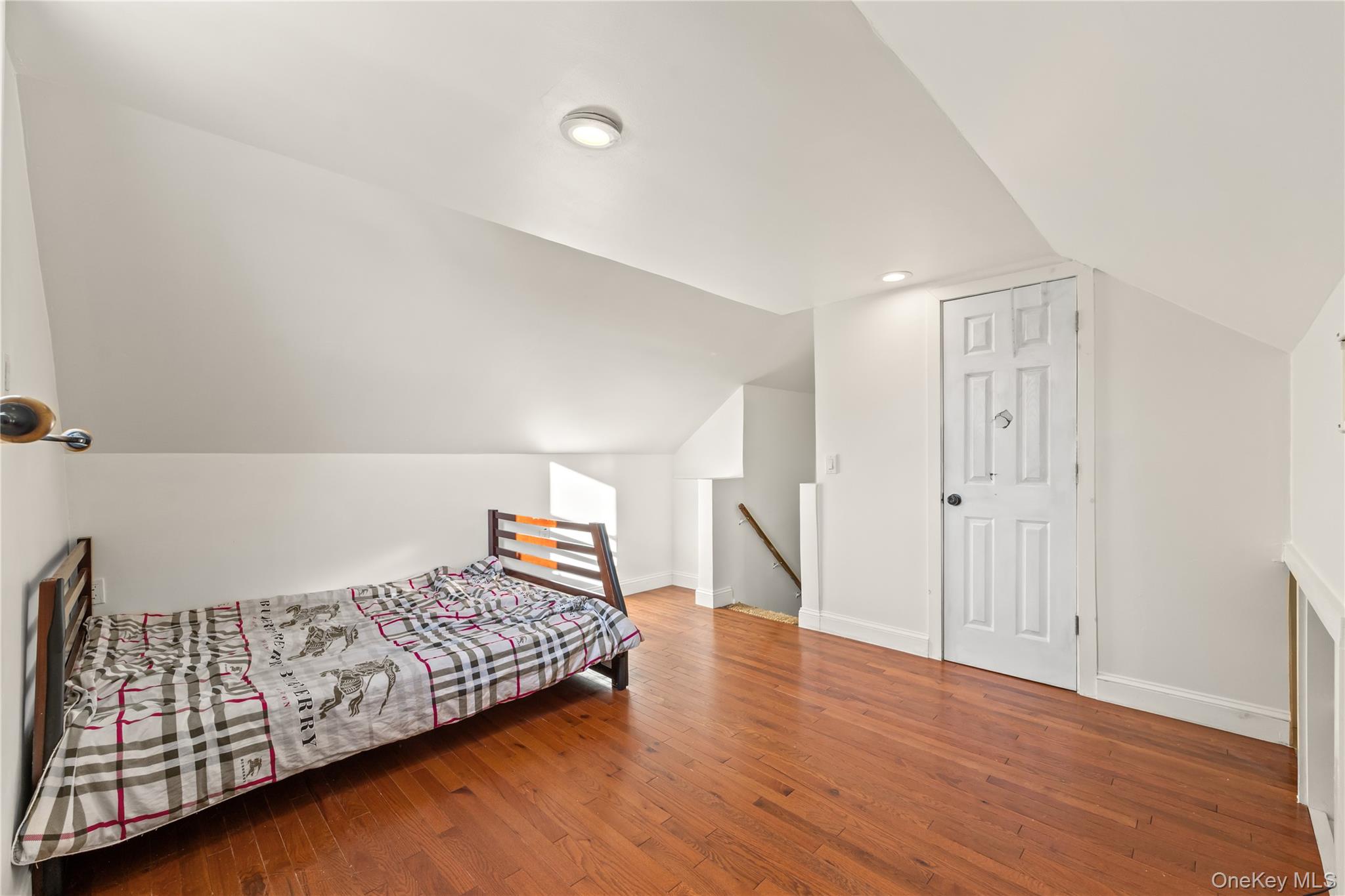 9 Hillside Avenue, Glen Head, NY 11545