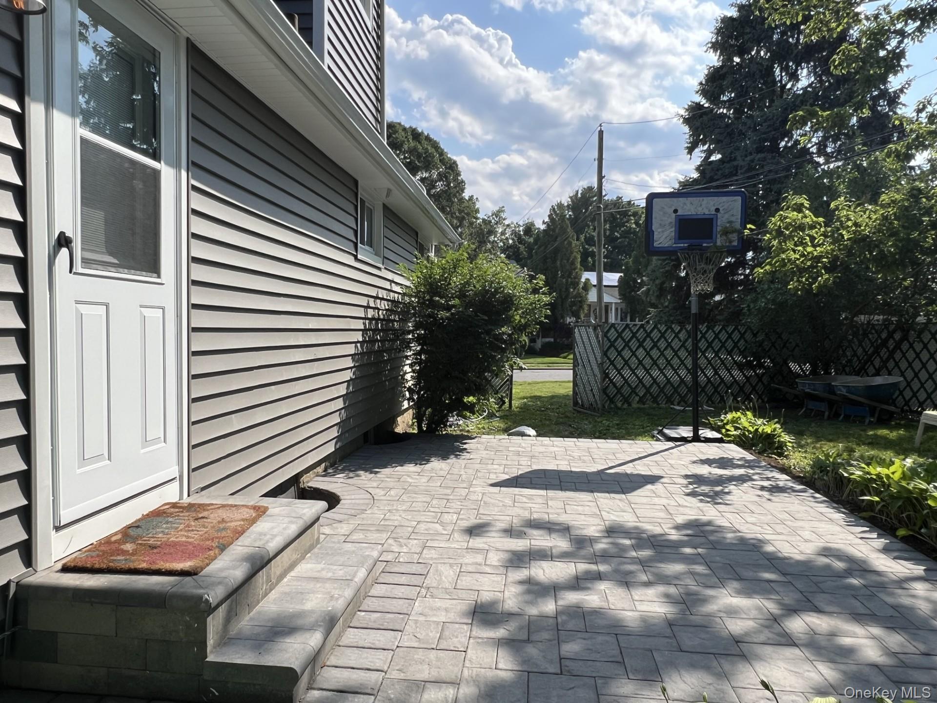 7 Mindy Lane, Westbury, NY 11590