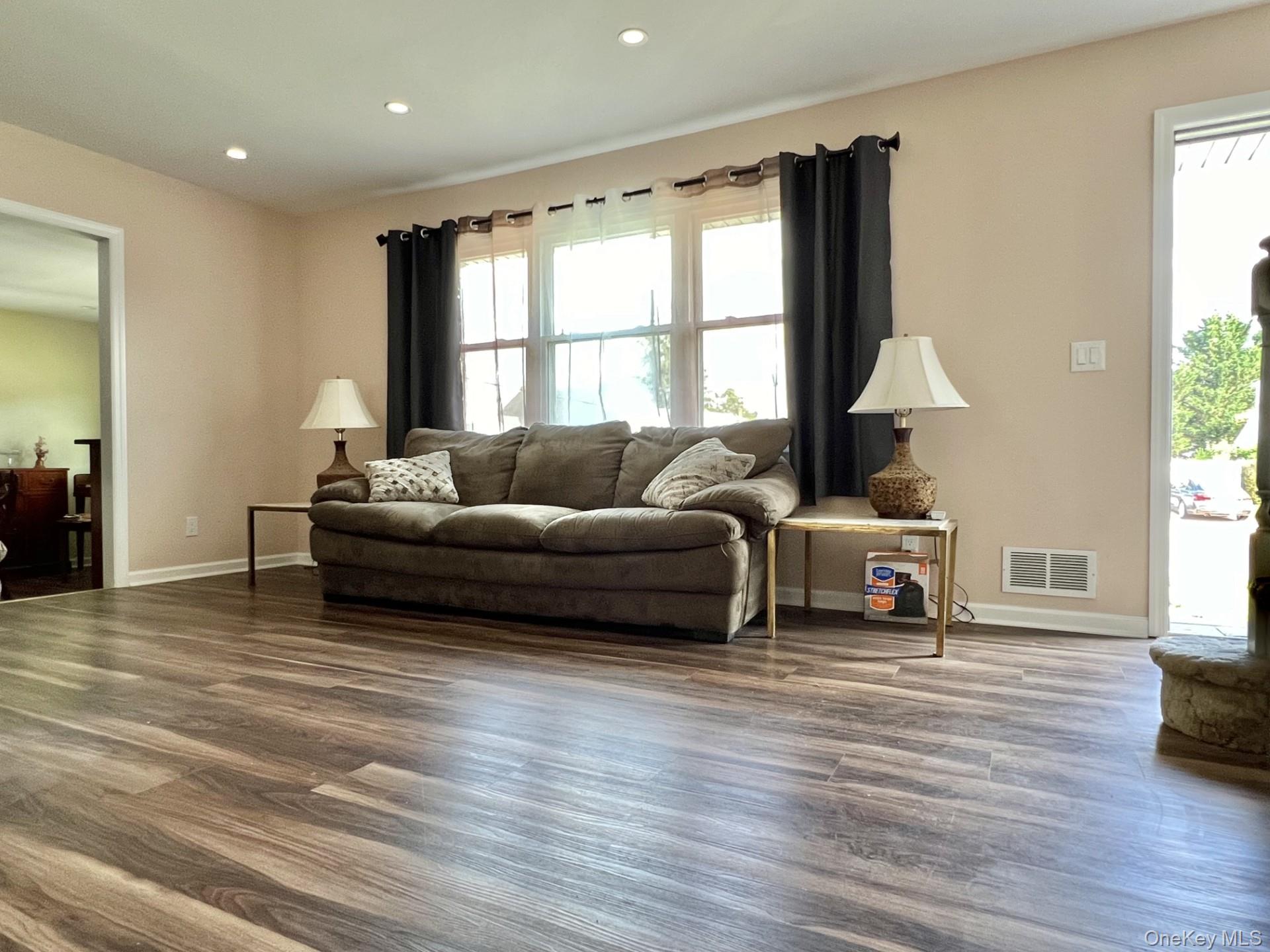 7 Mindy Lane, Westbury, NY 11590