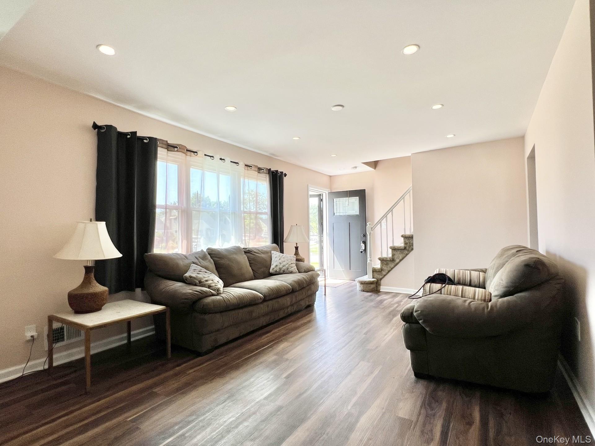 7 Mindy Lane, Westbury, NY 11590