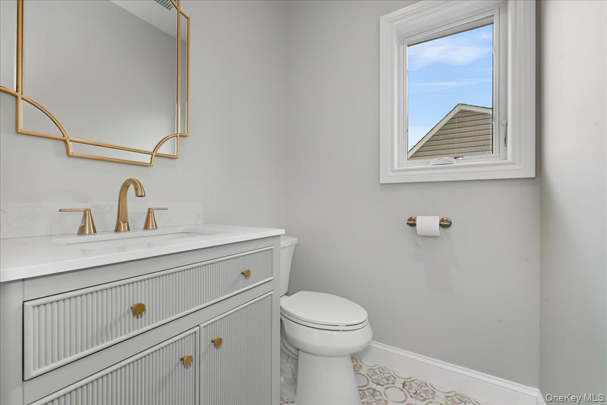 39 Cobalt Lane, Westbury, NY 11590