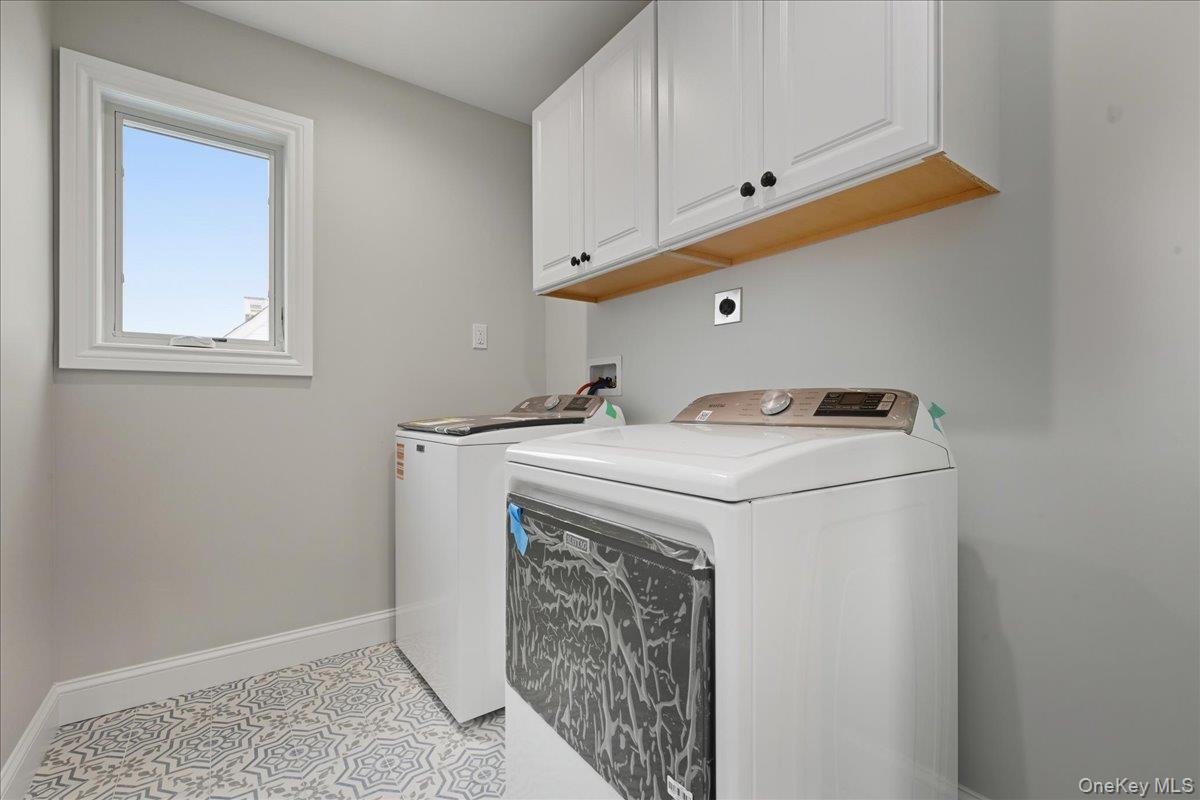 39 Cobalt Lane, Westbury, NY 11590