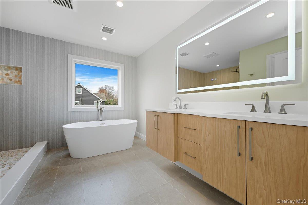 39 Cobalt Lane, Westbury, NY 11590