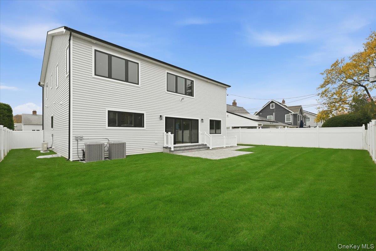 39 Cobalt Lane, Westbury, NY 11590