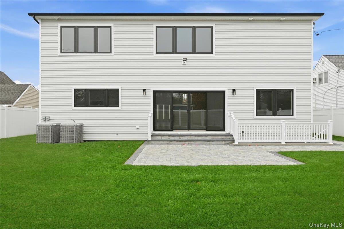 39 Cobalt Lane, Westbury, NY 11590