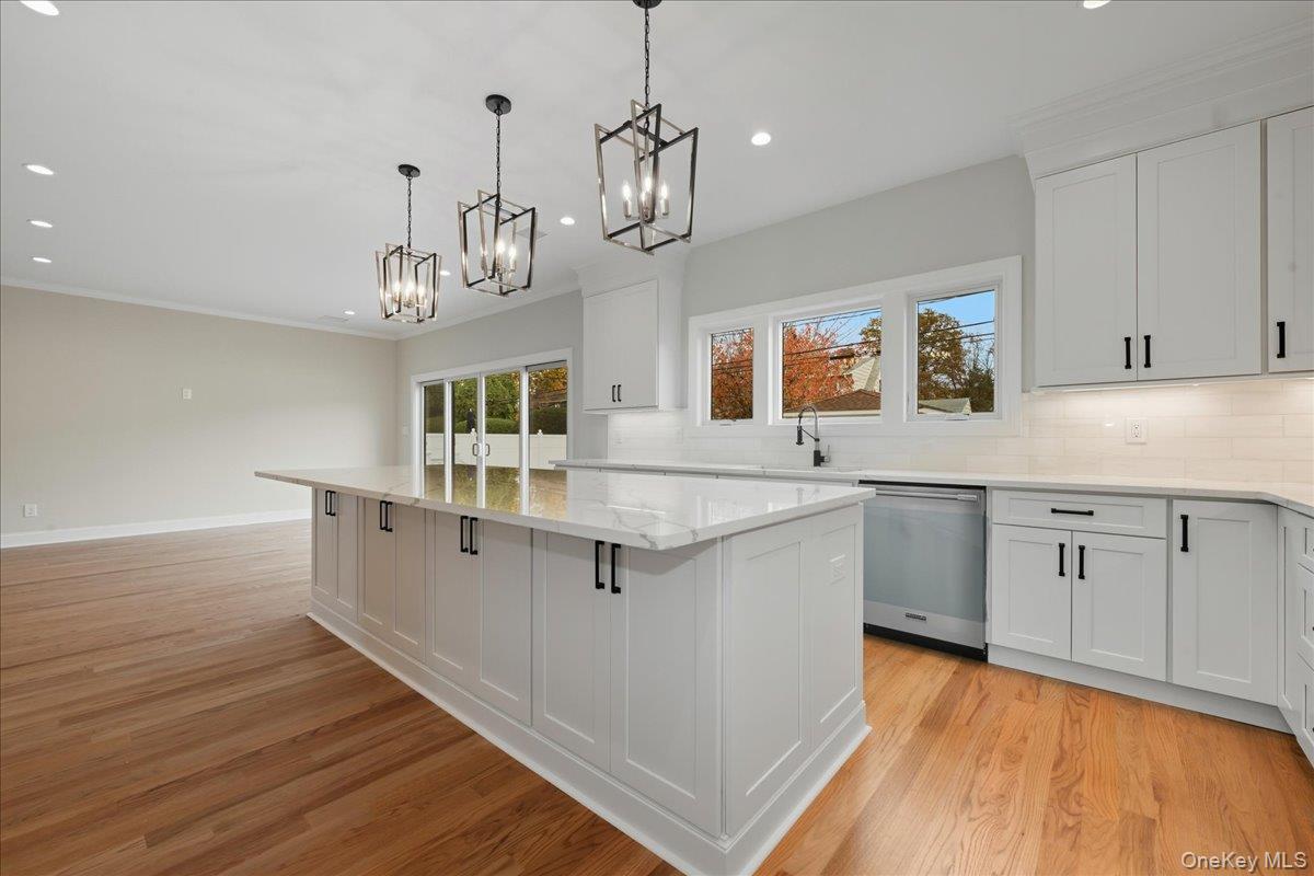 39 Cobalt Lane, Westbury, NY 11590