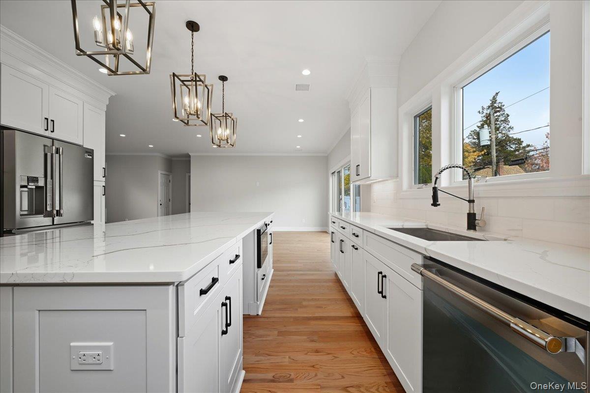 39 Cobalt Lane, Westbury, NY 11590