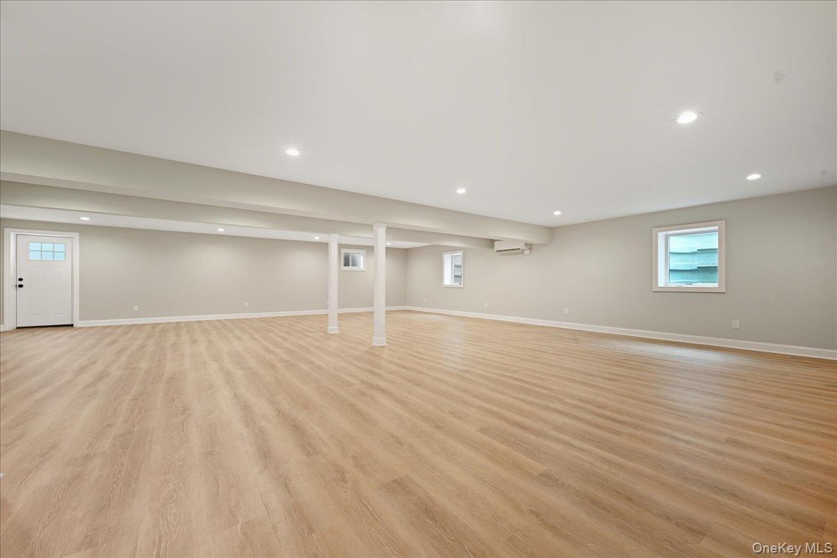 39 Cobalt Lane, Westbury, NY 11590