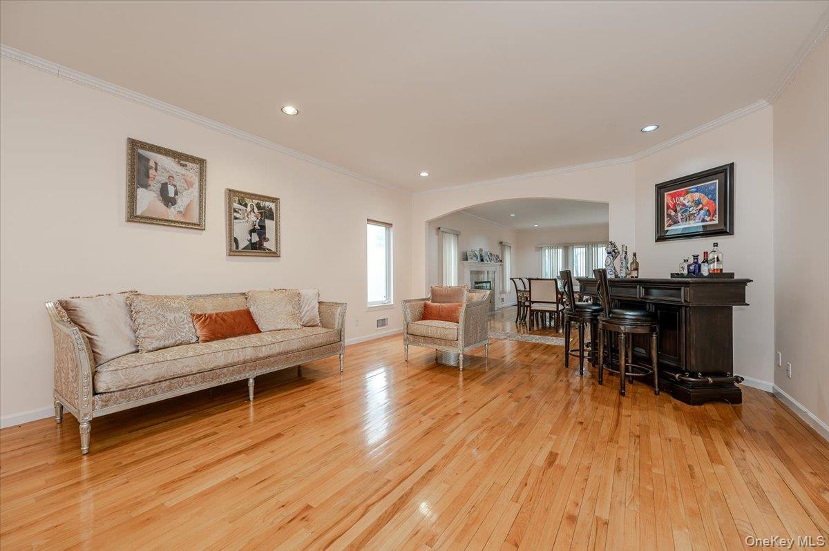 11 Drury Lane, Great Neck, NY 11023