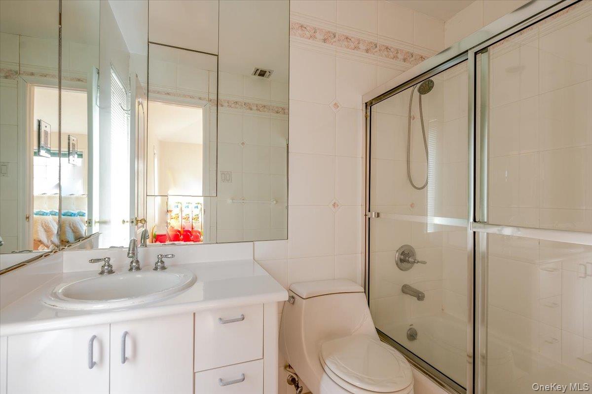 11 Drury Lane, Great Neck, NY 11023