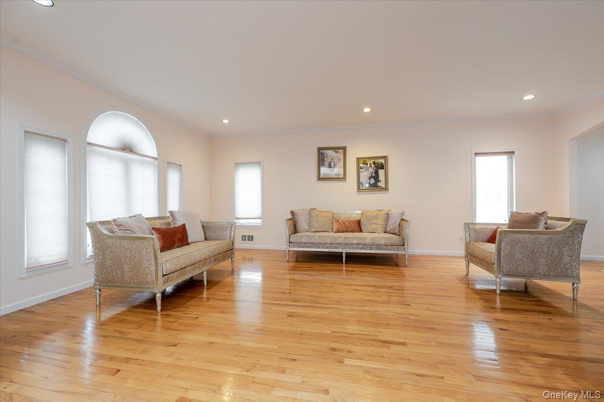 11 Drury Lane, Great Neck, NY 11023