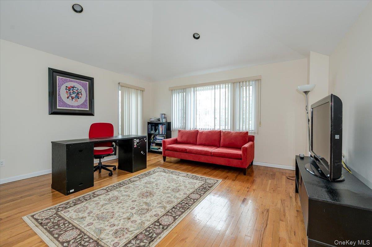 11 Drury Lane, Great Neck, NY 11023