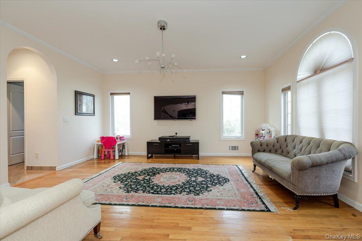 11 Drury Lane, Great Neck, NY 11023